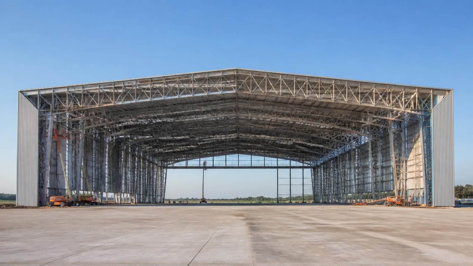 Hangar em estrutura metálica de grande vão